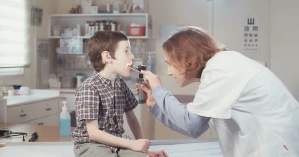 Médico que realiza la inspección en niño — Vídeos de Stock