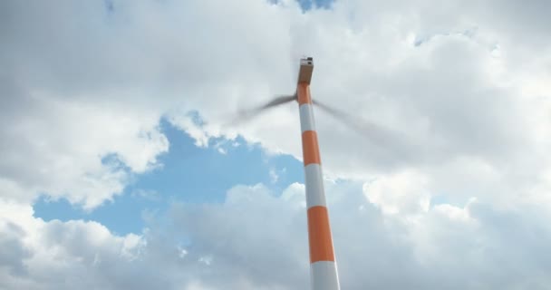 Fazenda de turbina eólica limpa e renovável — Vídeo de Stock