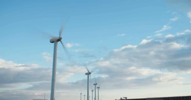 Fazenda de turbina eólica limpa e renovável — Vídeo de Stock