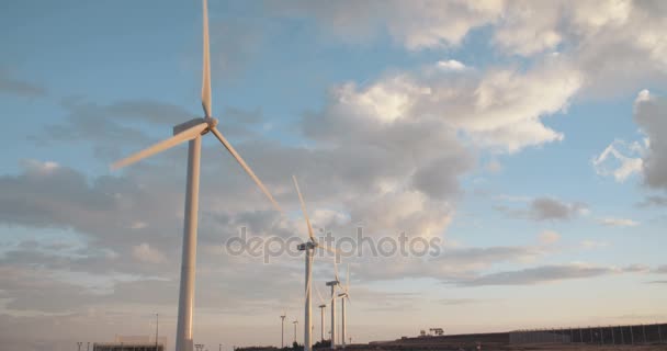 Saubere und erneuerbare Windkraftanlagen — Stockvideo