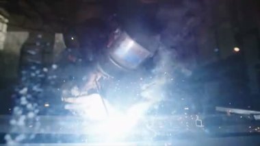 metal bir atölyede kaynak işçisi