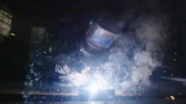 metal bir atölyede kaynak işçisi