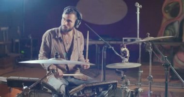 Bir dizi elektronik davul çalmaya davulcu