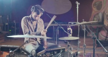 Bir dizi elektronik davul çalmaya davulcu