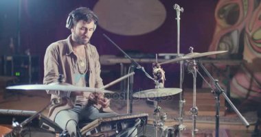 Bir dizi elektronik davul çalmaya davulcu