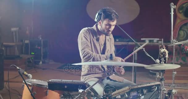 Барабанщик играет на наборе электронных барабанов — стоковое видео