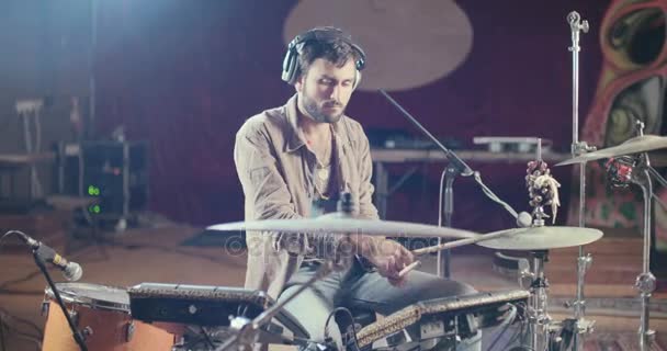 Drummer spelen een aantal elektronische drums — Stockvideo