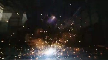 metal bir atölyede kaynak işçisi