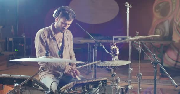 Барабанщик играет на наборе электронных барабанов — стоковое видео