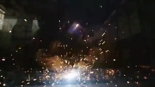 Arbeiter schweißen in einer Metallwerkstatt — Stockvideo
