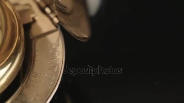 Vintage reloj de bolsillo de oro — Vídeo de stock