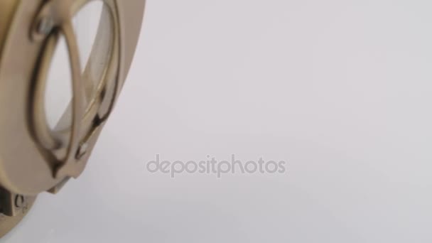 ancienne boussole dorée 