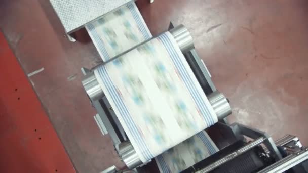 Presse à imprimer machine de typographie dans le travail — Video