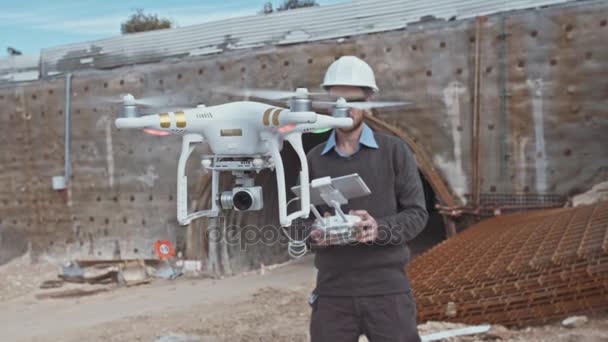 Працівник контролює повітряний дрон — стокове відео