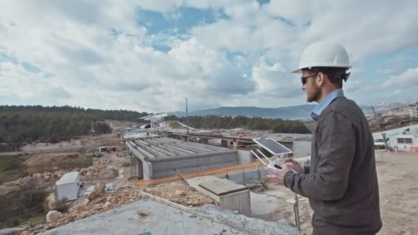 Trabajador control de dron de aire — Vídeo de stock