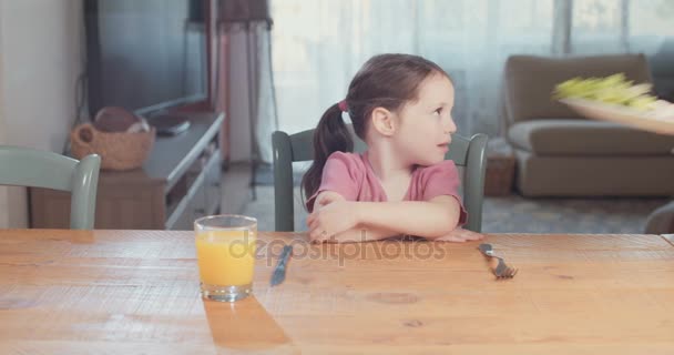 Flickan förbereder sig för att äta — Stockvideo