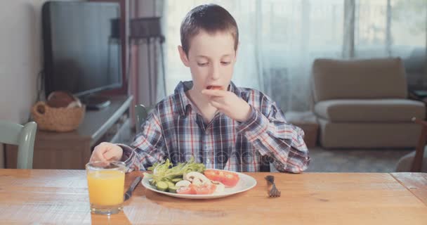 Menino prepearing para comer — Vídeo de Stock