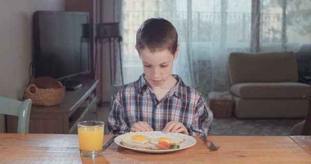 Boy prepearing to eat — Stock Video