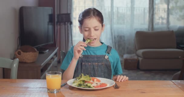 Fille se préparant à manger — Video