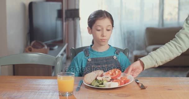 Γυναίκα δίνει τροφή κορίτσι — Αρχείο Βίντεο
