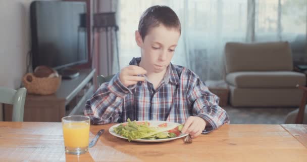 Мальчик, готовящийся к еде — стоковое видео