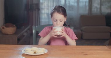 kız yemek hazırlama