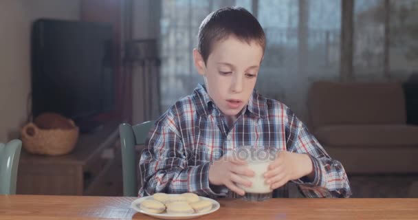 Boy prepearing to eat — Stock Video