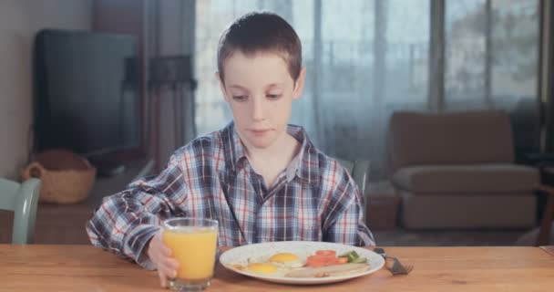 Boy prepearing to eat — Stock Video