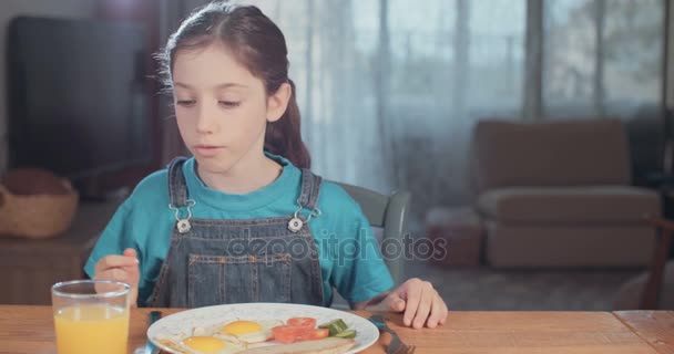 Girl preparing to eat — Stock Video