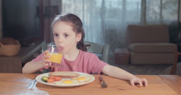Chica preparándose para comer — Vídeo de stock