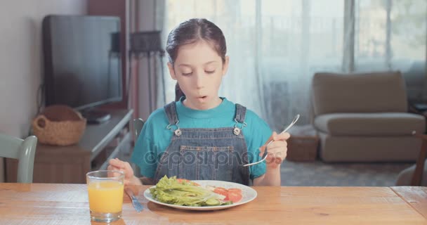 Dziewczyna przygotowuje się do jedzenia — Wideo stockowe