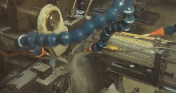 Boulons métalliques dans une machine de traitement — Video