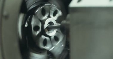 Hassas metal değirmeni çalışma