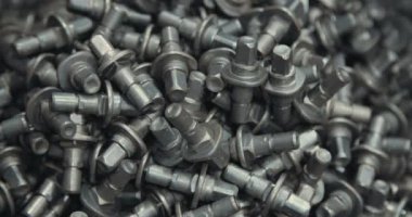 Bir konteyner içine düşen metal parçalar