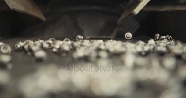 Bir konveyör üzerine metal parçalar — Stok video