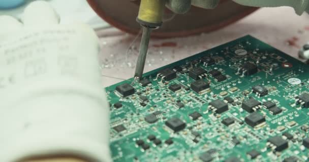 Handmatige solderen van elektronische componenten — Stockvideo