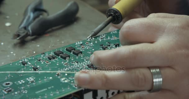 Manuelles Löten elektronischer Bauteile — Stockvideo