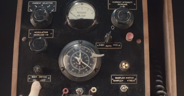 Dial Vintage en el equipo eléctrico — Vídeo de stock