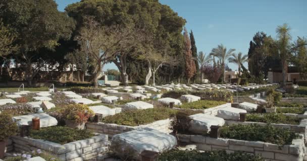 Cemitério militar com sepulturas — Vídeo de Stock