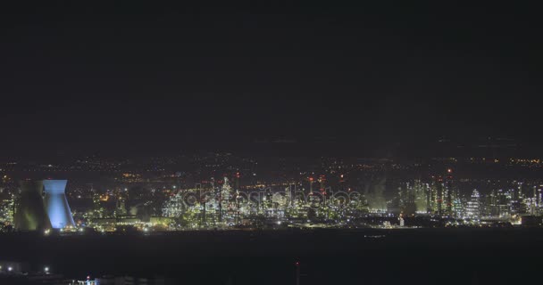 Foto nocturna de una refinería de petróleo a gran escala . — Vídeos de Stock