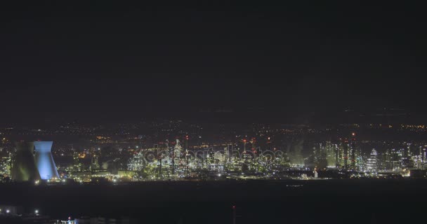 Nacht shot van een grote schaal olieraffinaderij. — Stockvideo