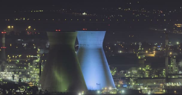 Foto noturna de uma refinaria de petróleo em grande escala . — Vídeo de Stock