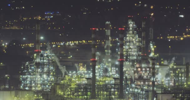 Foto noturna de uma refinaria de petróleo em grande escala . — Vídeo de Stock
