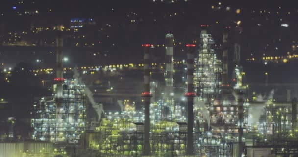 Night shot of a large scale oil refinery. — Stock Video