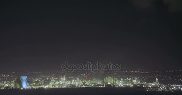 Ночной снимок крупного нефтеперерабатывающего завода . — стоковое видео