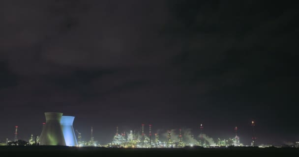 Noční záběr rozsáhlé ropné rafinerie. — Stock video