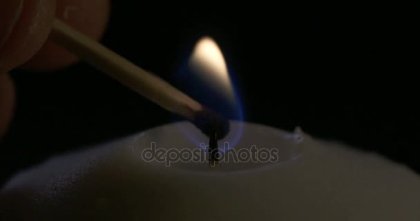Fósforo acender uma vela branca — Vídeo de Stock