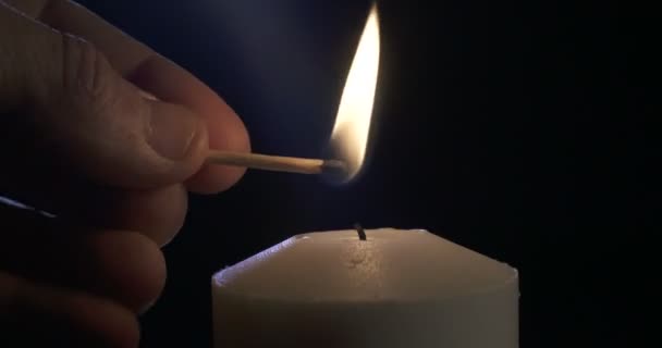 火柴点燃一支白色的蜡烛 — 图库视频影像