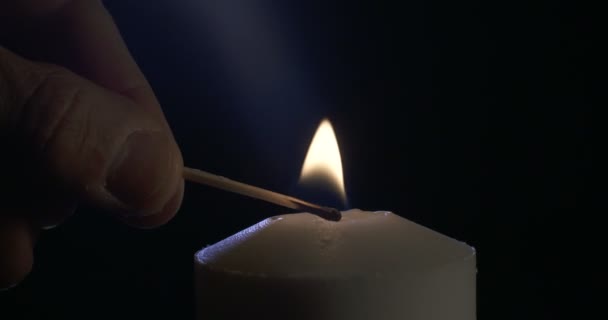 Overeenkomen met een witte kaars verlichting — Stockvideo