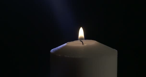 Makro-Zeitlupenaufnahme einer weißen Kerze — Stockvideo